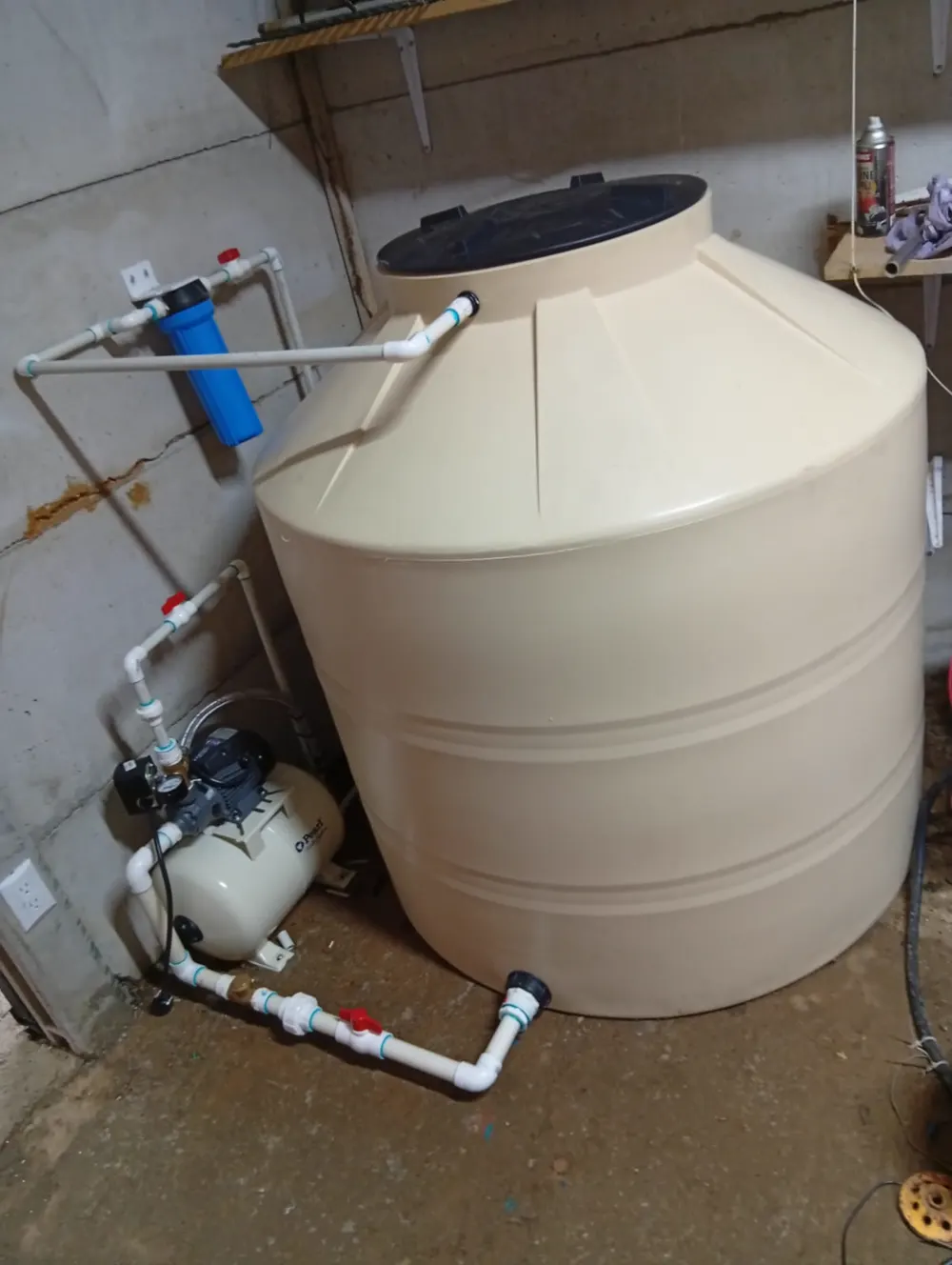 Tanque de agua con bomba hidroneumática, filtro y llaves de paso