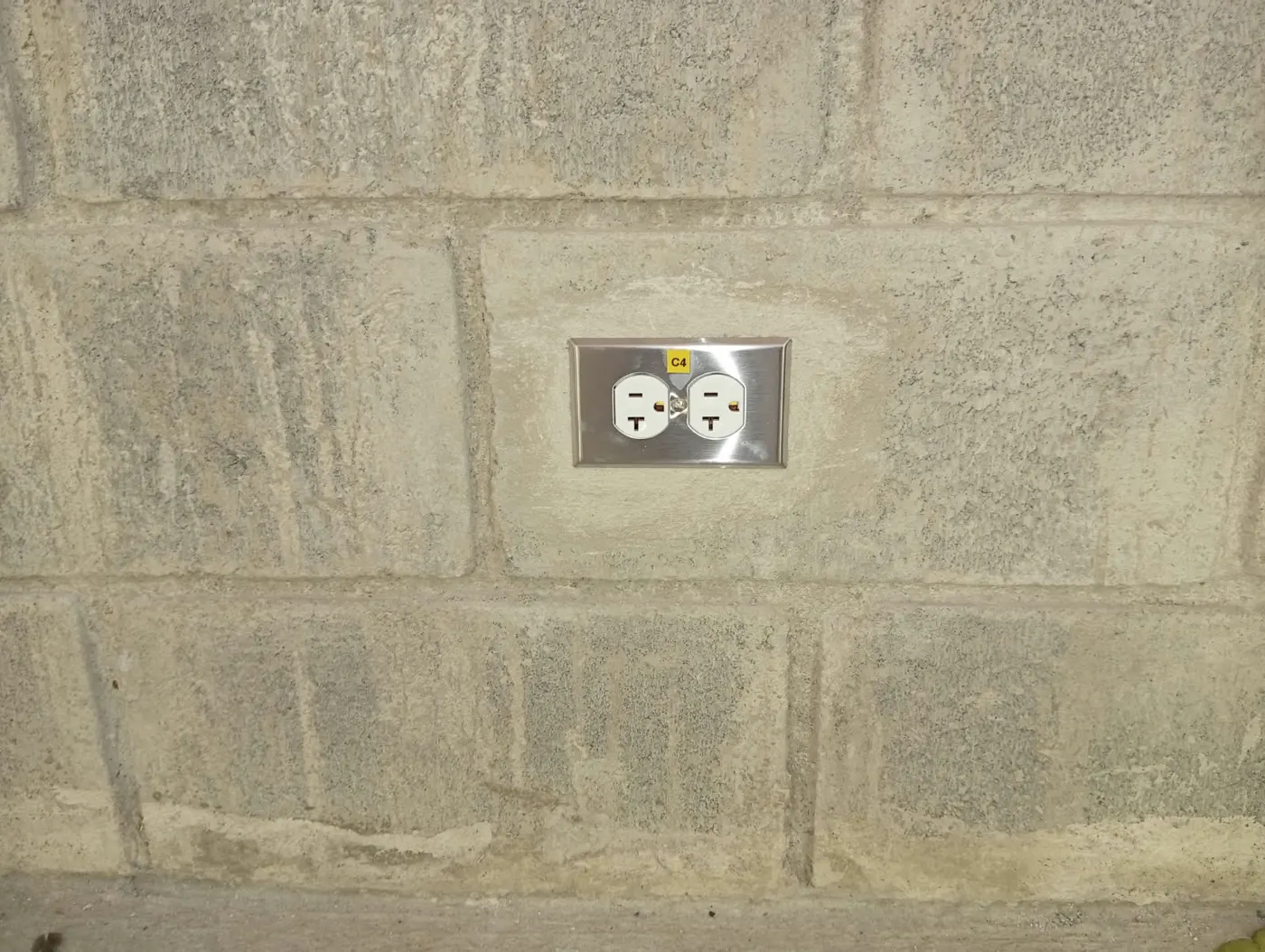 Tomacorriente doble con placa de acero y etiqueta C4